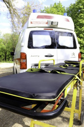 Каталка для больных на фоне машины скорой помощи